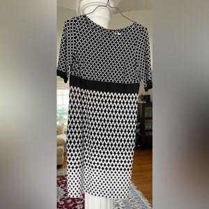 Julian Tylor women black and white sheath dress Zip on the back. Size 10